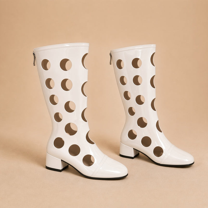 Paire de bottes hautes ajourées effet vinyle blanc cassé, vue produit sur fond beige