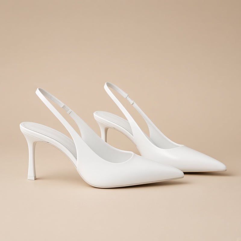 Escarpins slingback blancs à bout pointu SAKIWE : la paire sur fond beige