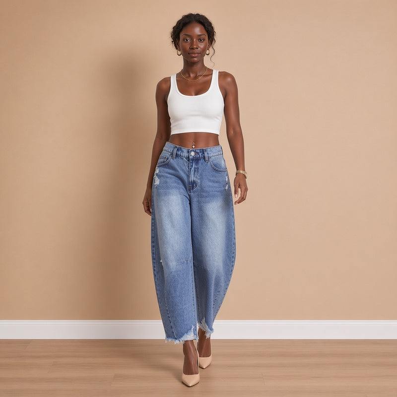 Jean barrel bleu porté en marchant – SAKIWÉ