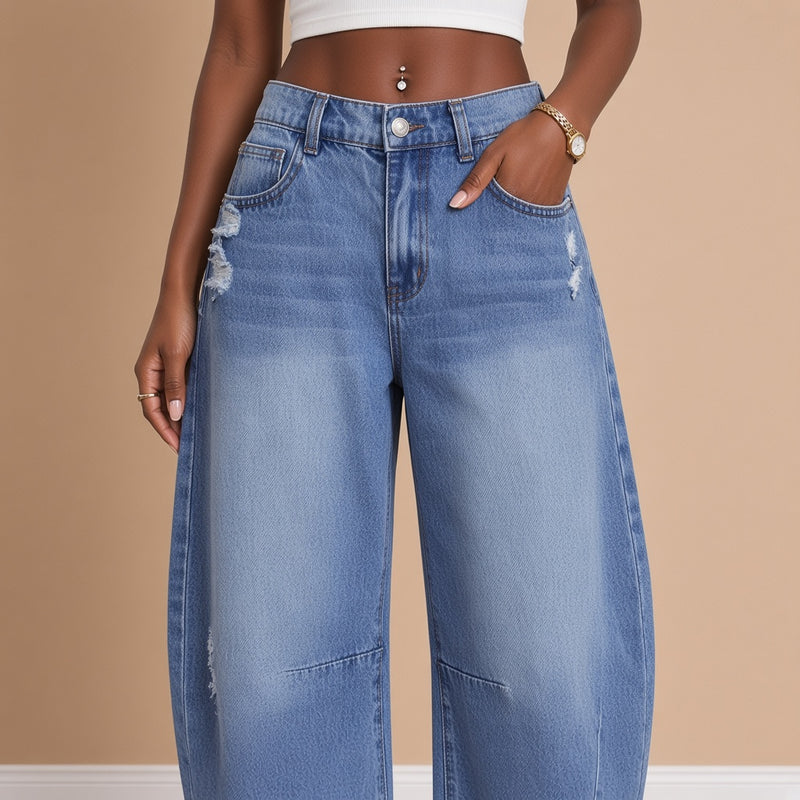Détail des effets usés et de la taille du jean barrel bleu – SAKIWÉ