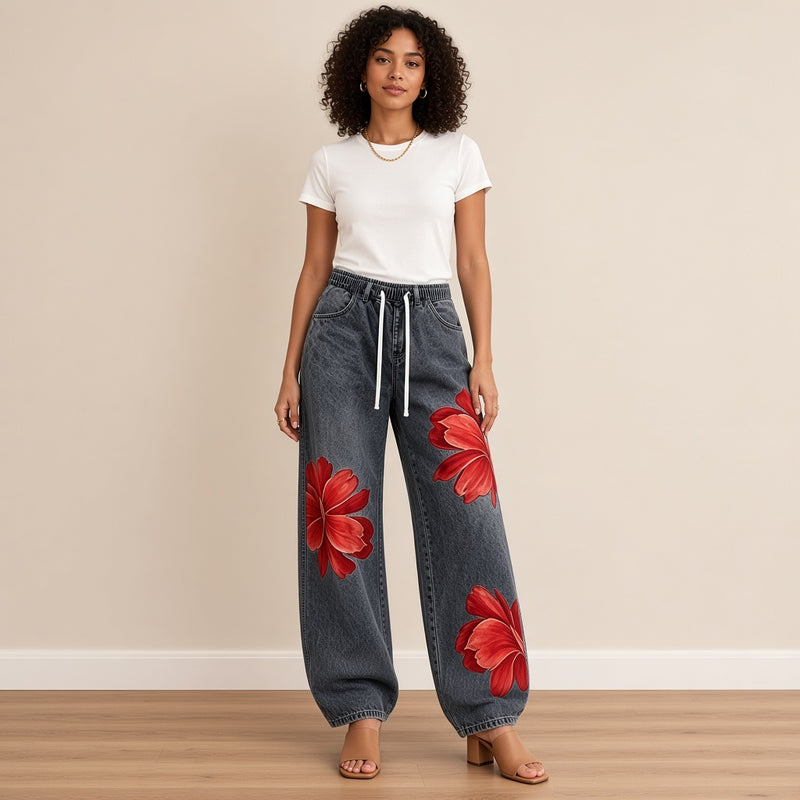 Jean large gris délavé à fleurs rouges, vue de face – SAKIWÉ