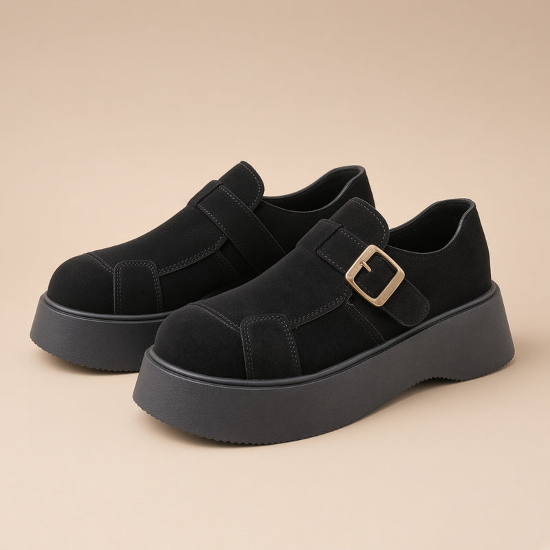 Mocassins plateforme aspect daim SAKIWE noir : la paire sur fond beige