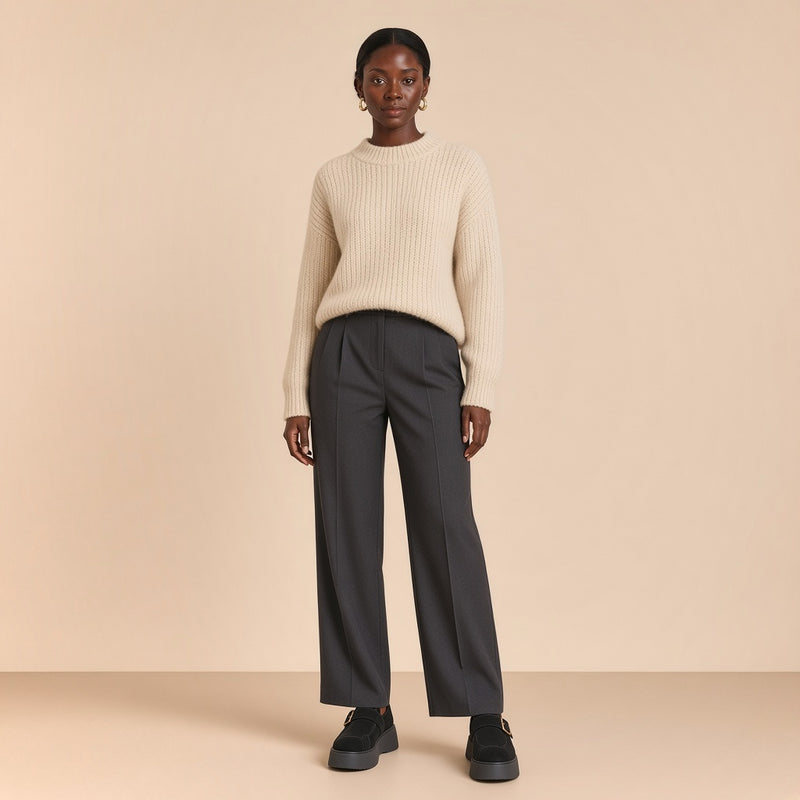 Mocassins plateforme aspect daim SAKIWE noirs portés avec un pantalon gris, en pied