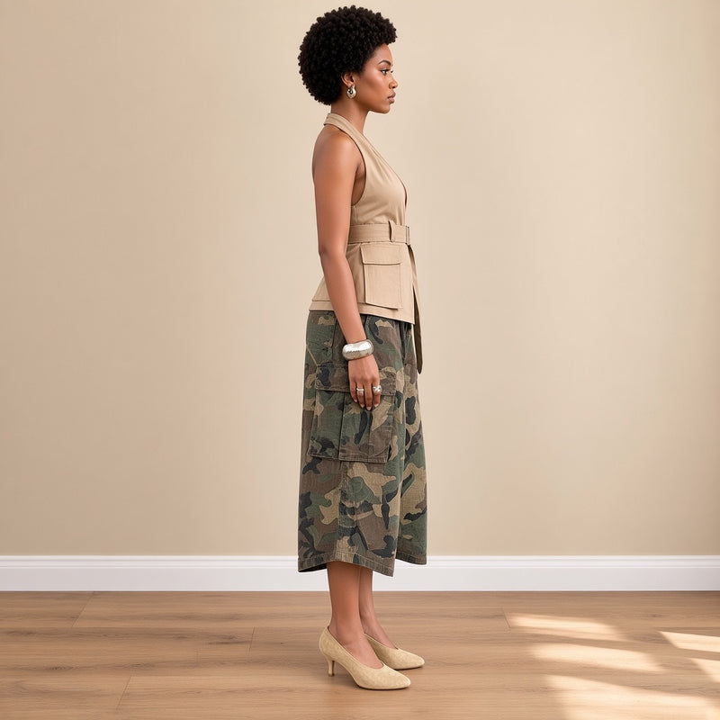 Pantalon cargo large camouflage mi-mollet, vue de profil – SAKIWÉ