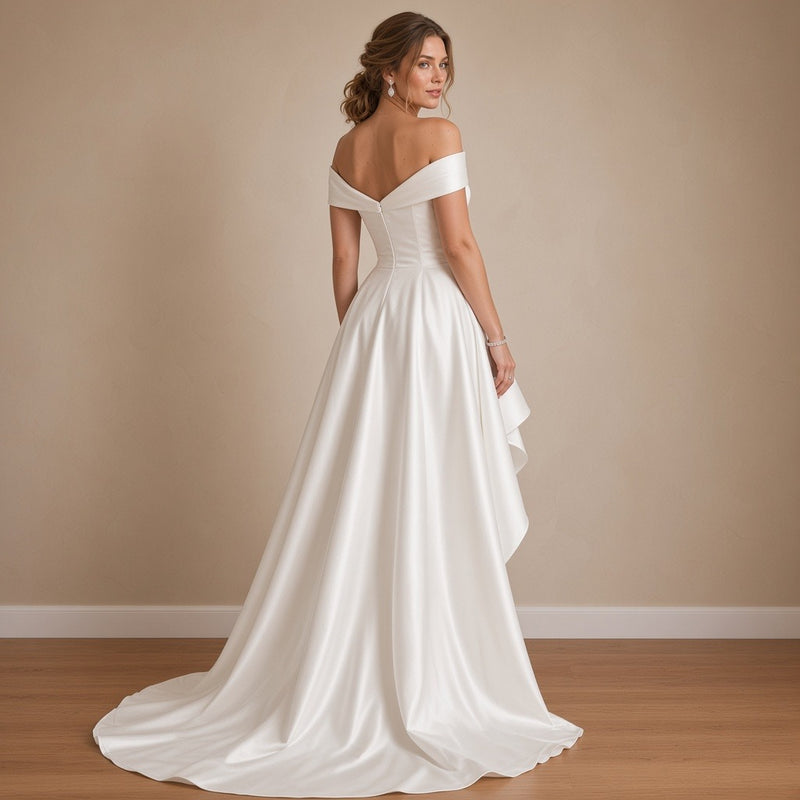 Robe de mariée asymétrique en satin à épaules dénudées, blanc, vue de dos et traîne – SAKIWÉ