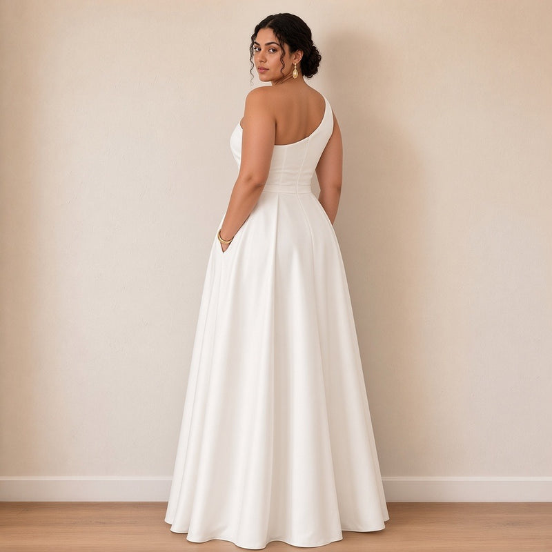 Robe de mariée longue une épaule en satin à poches, blanc, vue de dos – SAKIWÉ
