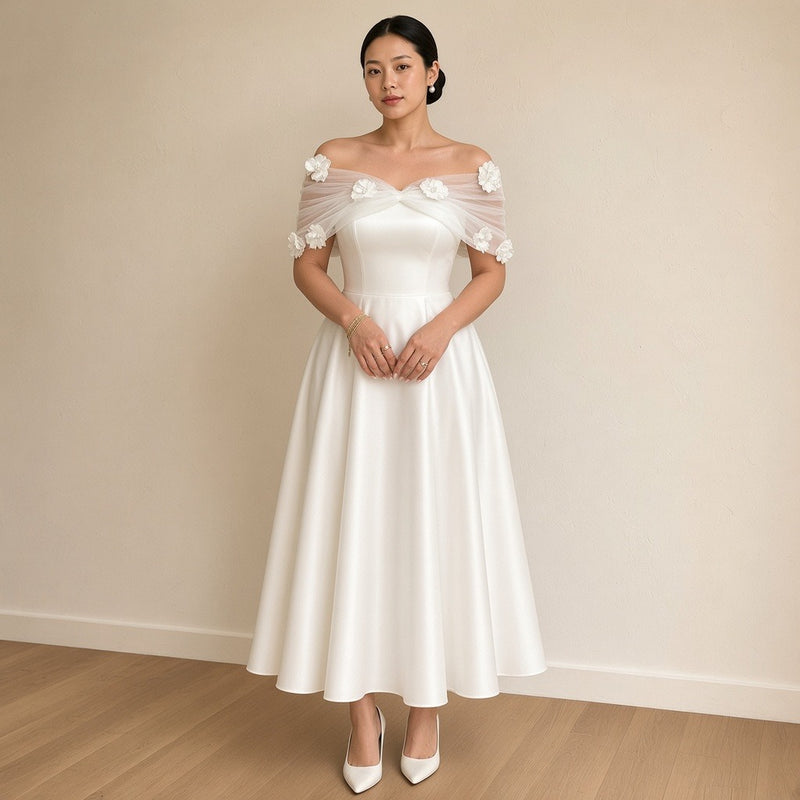 Robe de mariée mi-longue en satin à drapé de tulle fleuri, blanc, vue de face – SAKIWÉ