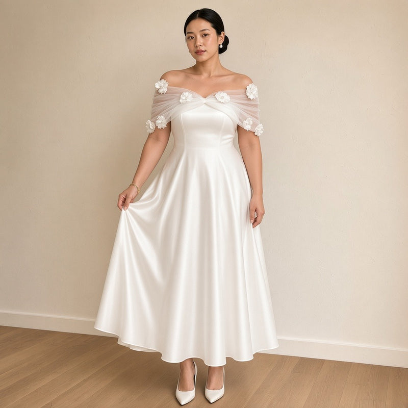 Robe de mariée mi-longue en satin à drapé de tulle fleuri, blanc, vue de trois-quarts – SAKIWÉ