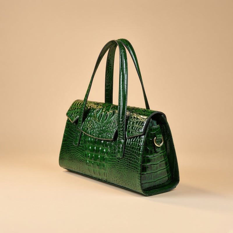 Sac Boston effet croco vert foncé, vue de trois quarts sur fond beige
