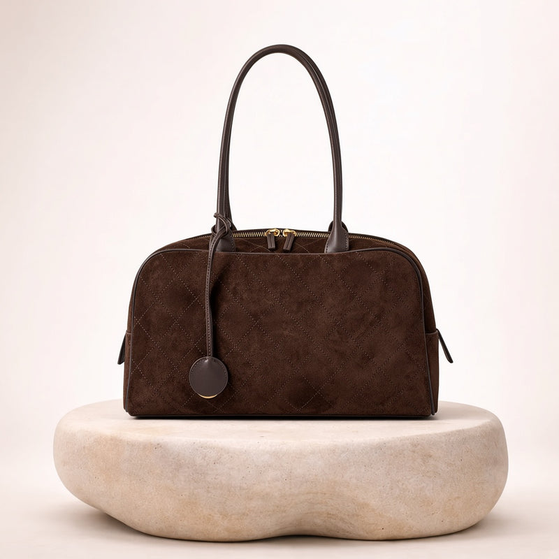 Sac bowling en daim matelassé SAKIWE, coloris café, sur socle en pierre