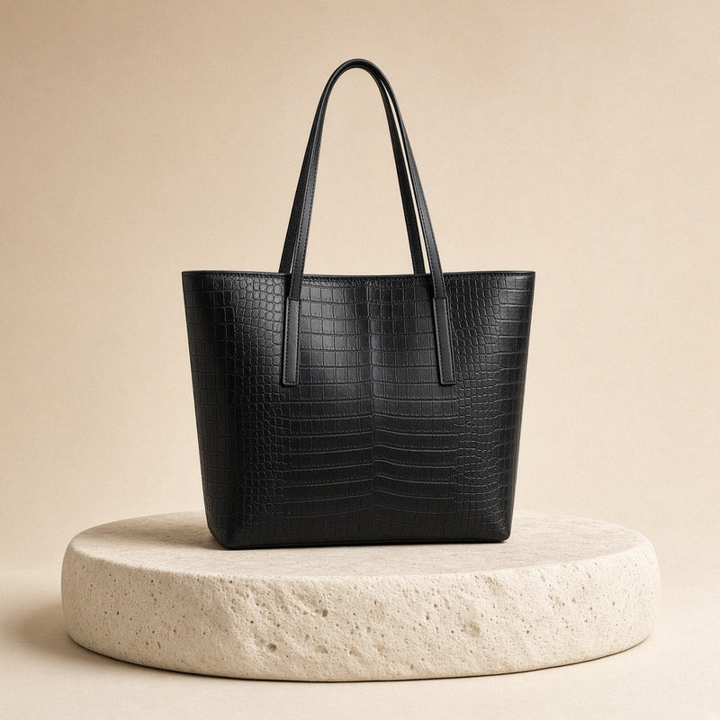 Sac cabas effet croco noir SAKIWE présenté sur un socle en pierre crème