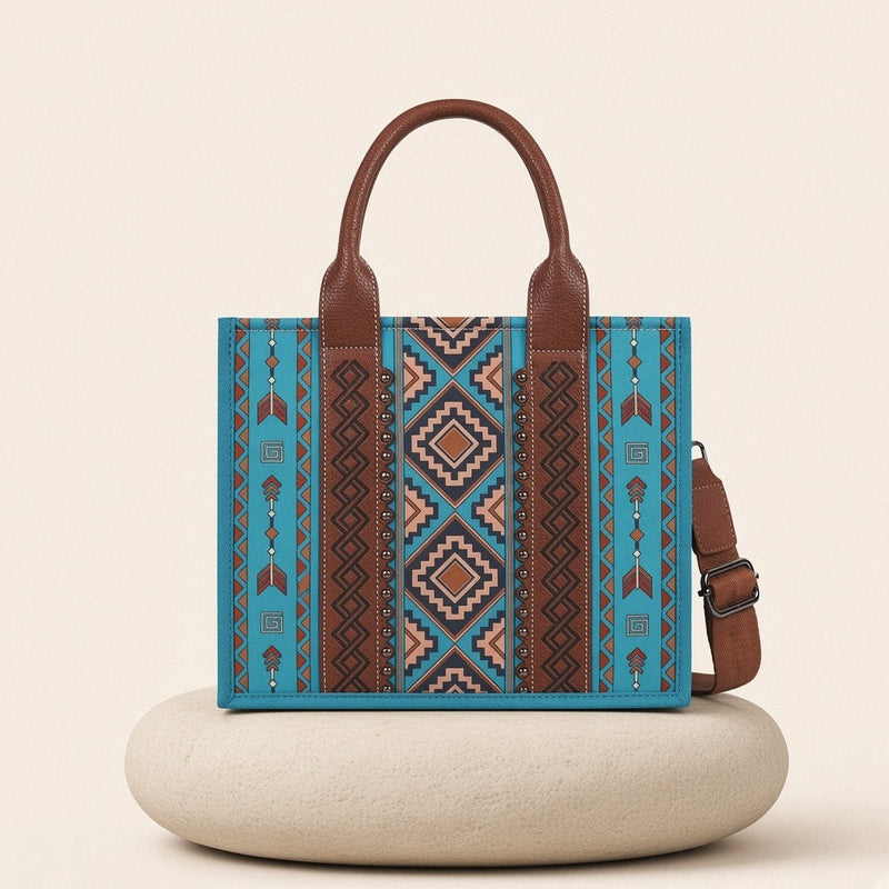 Sac cabas motif aztèque SAKIWE, coloris Turquoise – présenté sur un socle en pierre crème
