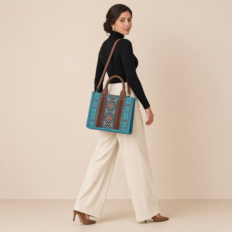 Sac cabas motif aztèque SAKIWE, coloris Turquoise – porté par une mannequin, autre pose