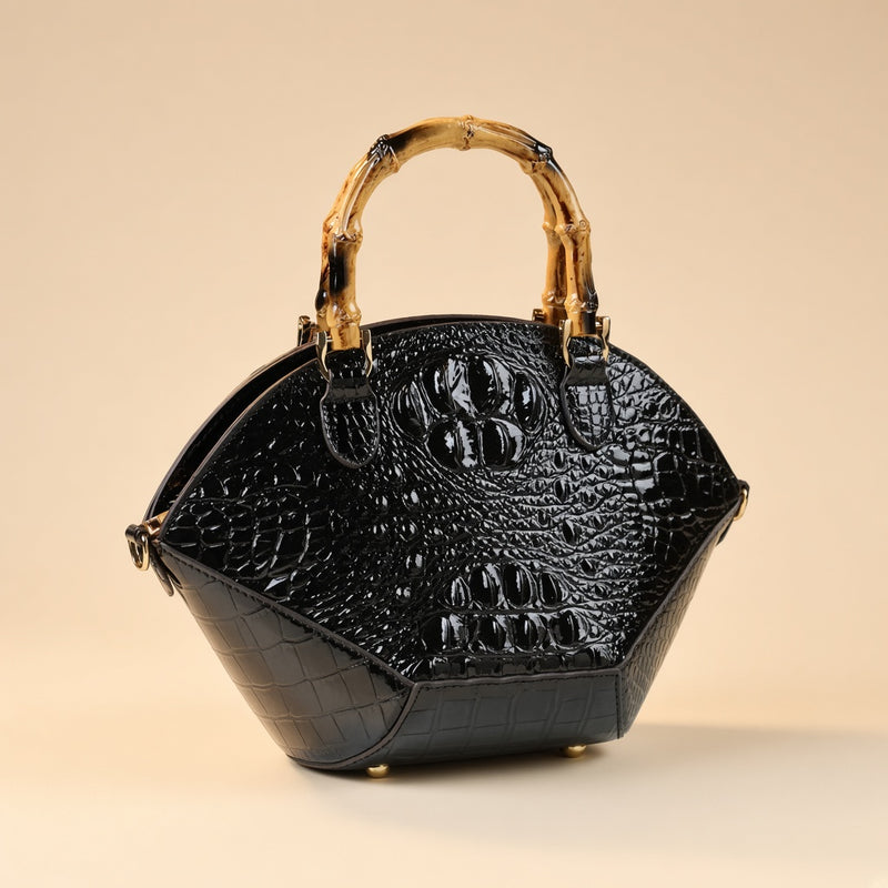 Sac coquille effet croco noir à anse bambou, vue de trois quarts sur fond beige