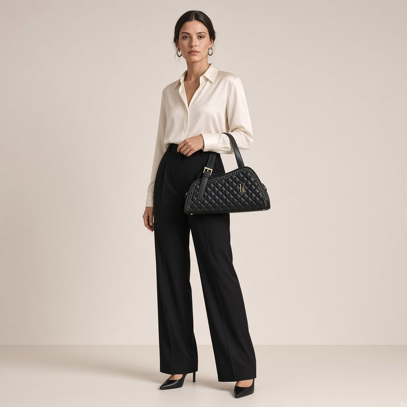 Sac porté épaule en cuir matelassé à chaîne SAKIWE noir, porté par une mannequin