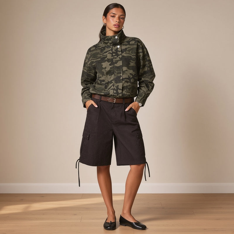 Veste courte camouflage à col montant, vue de face – SAKIWÉ