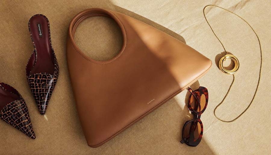 Accessoires tendance printemps-été 2026 : sac slouchy, mules pointues, créoles, monture acétate