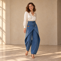 Jean cargo bleu porté en trois quarts