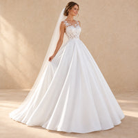 Robe de mariée longue blanche en dentelle, vue trois-quarts, jupe ample
