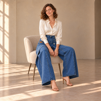 Jean cargo bleu porté assise sur un fauteuil