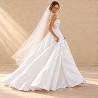 Robe de mariée longue blanche en dentelle, vue de profil en mouvement
