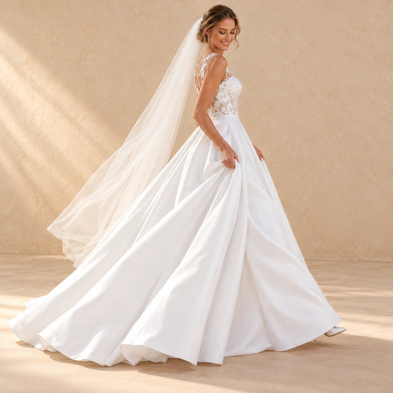 Robe de mariée longue blanche en dentelle, vue de profil en mouvement