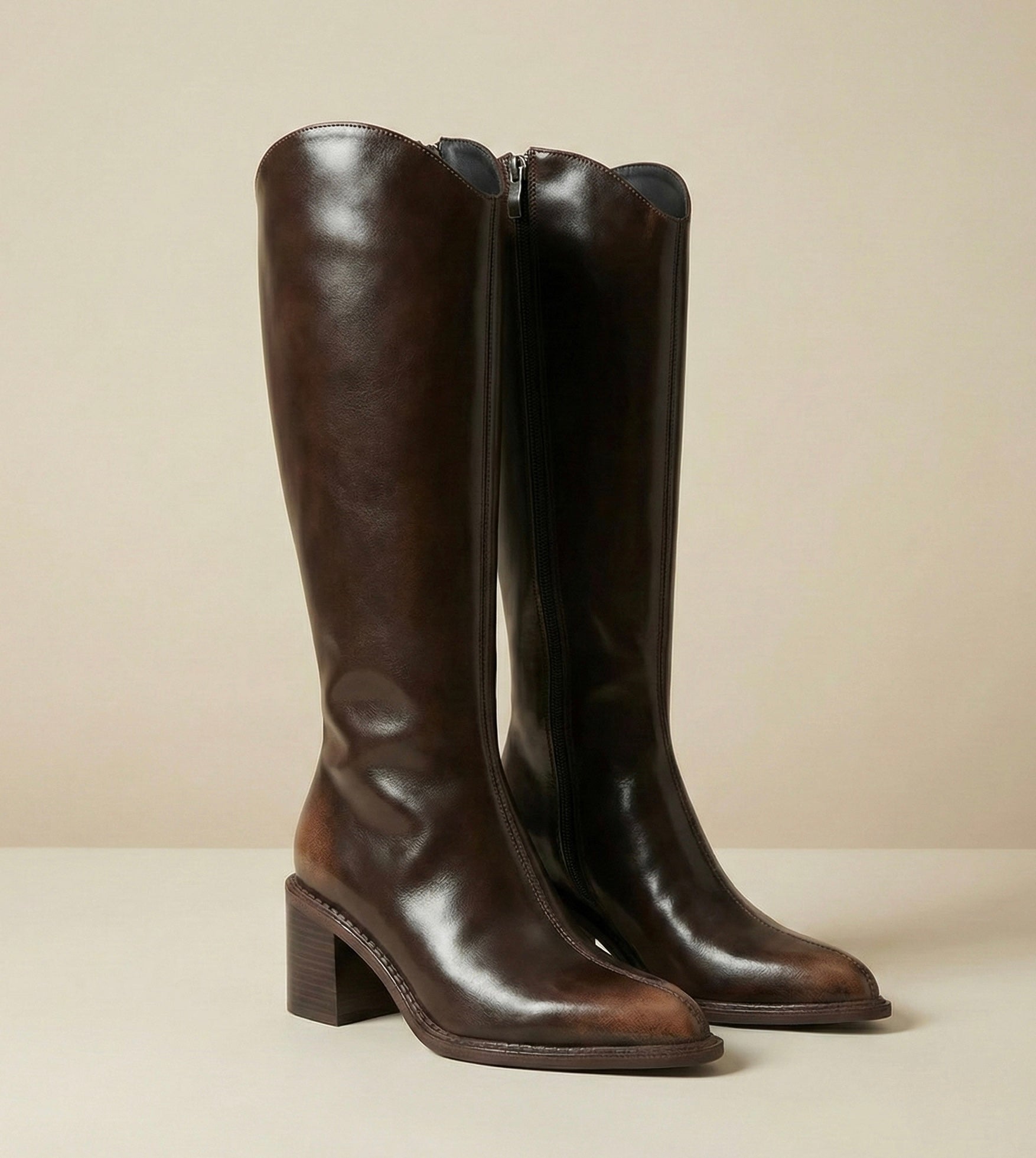 Botte Cavalière Sculpturale – Cuir Patiné & Allure Intemporelle