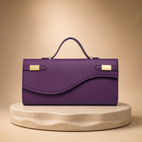 Abendtasche mit charakteristischem Verschluss