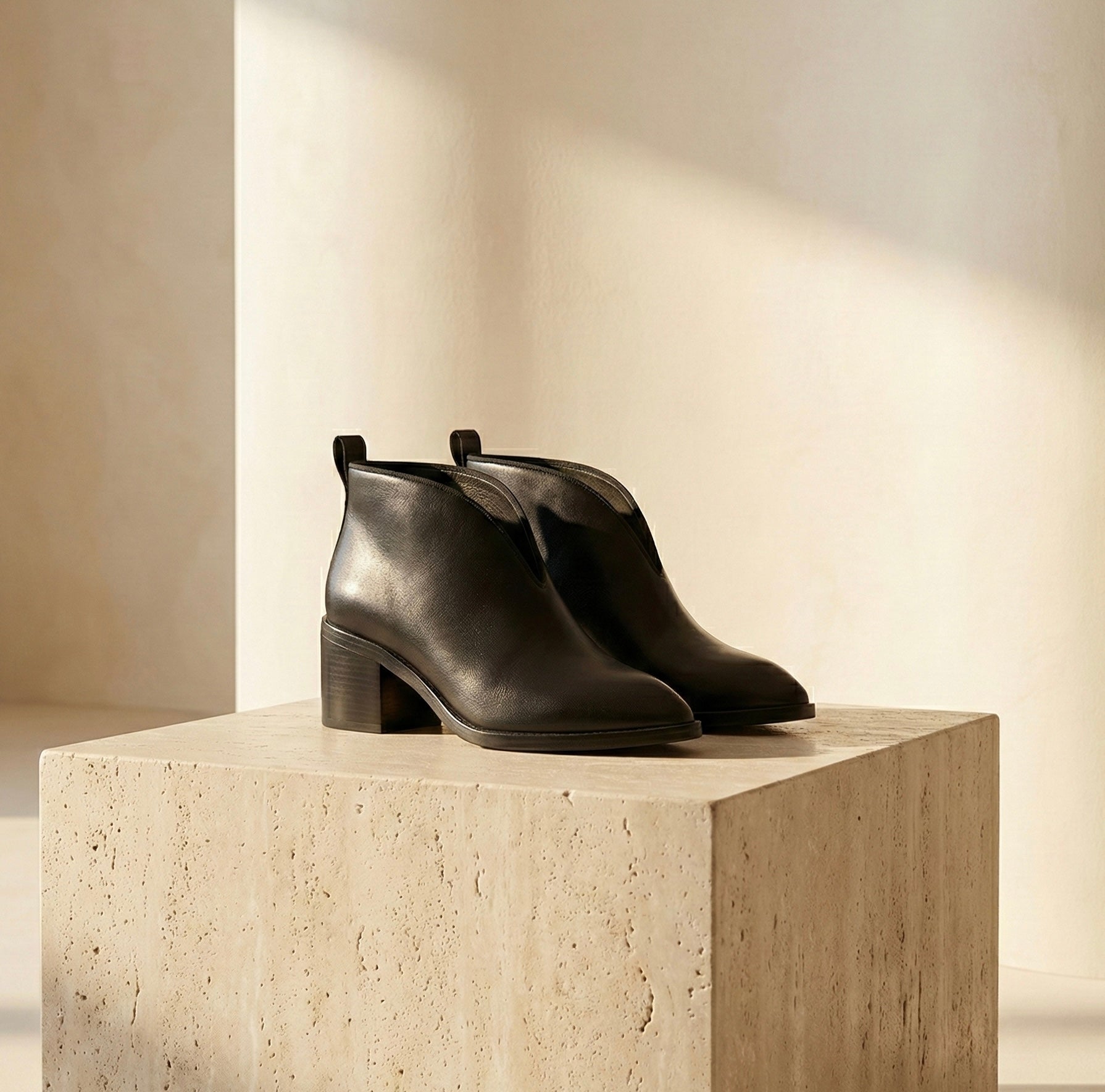 Bottines en Cuir à Talon Carré – Élégance Moderne & Confort V-cut