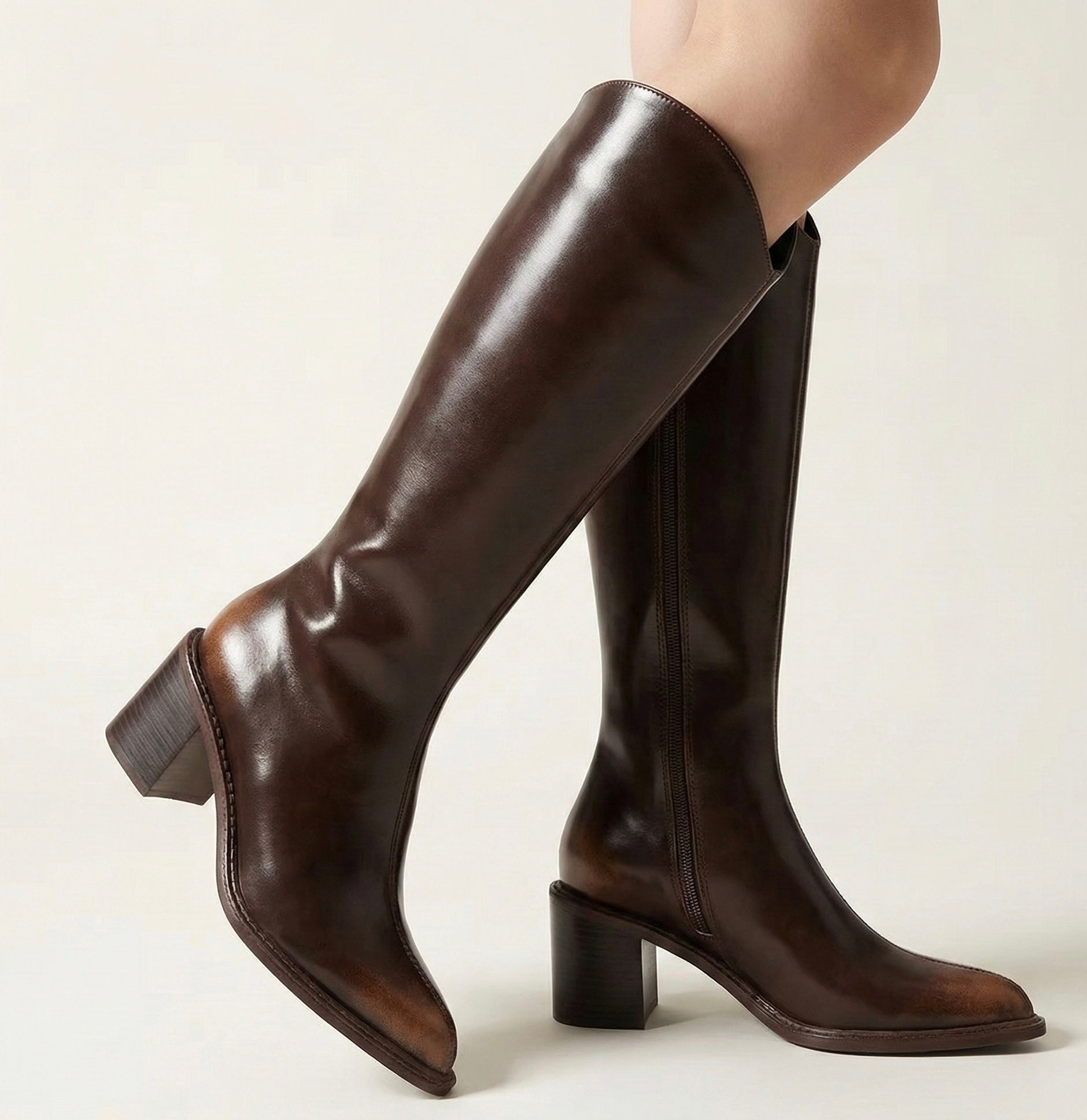 Botte Cavalière Sculpturale – Cuir Patiné & Allure Intemporelle