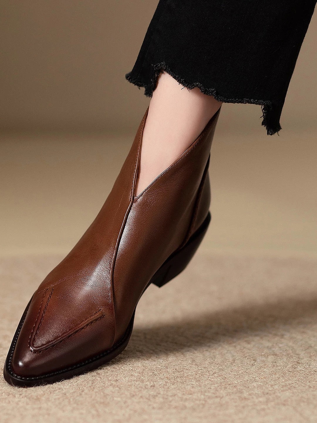 Bottes courtes avec bout pointu en véritable cuir et talon épais