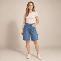 Bermuda ample en jean bleu, vue de face sur mannequin SAKIWE