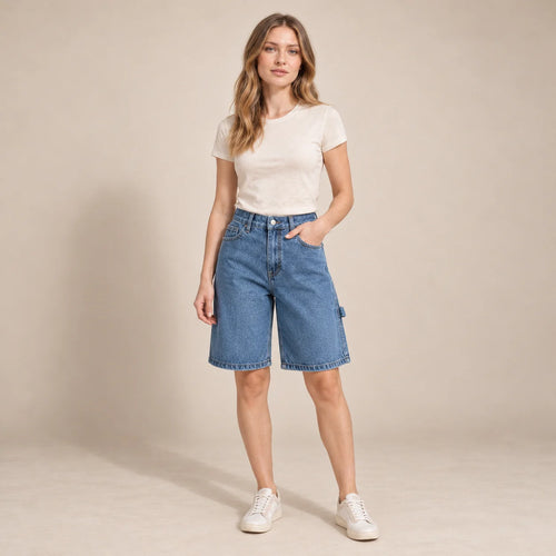 Bermuda ample en jean bleu, vue de face sur mannequin SAKIWE