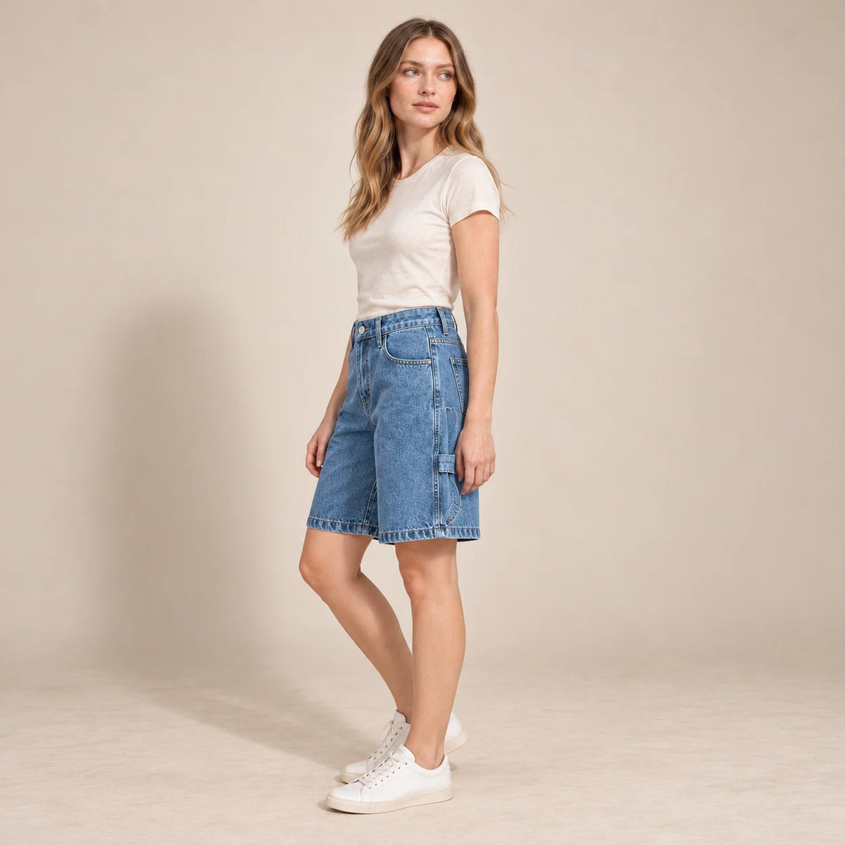 Bermuda ample en jean bleu, vue de profil et détail latéral