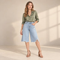 Bermuda en denim bleu clair à déchirure, vue de trois quarts