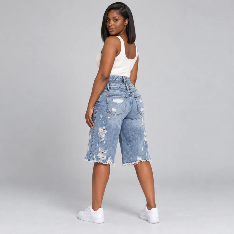 Vue arrière du bermuda en jean bleu à jambes larges et bords effilochés