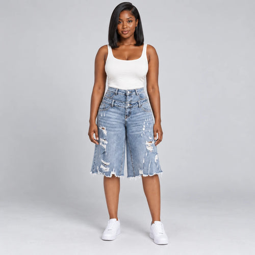 Vue de face du bermuda en jean bleu à double ceinture et déchirures porté par un mannequin