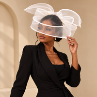 Bibi blanc sculptural, vue de trois quarts