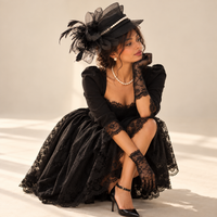 Bibi noir à perles et plumes – modèle en studio