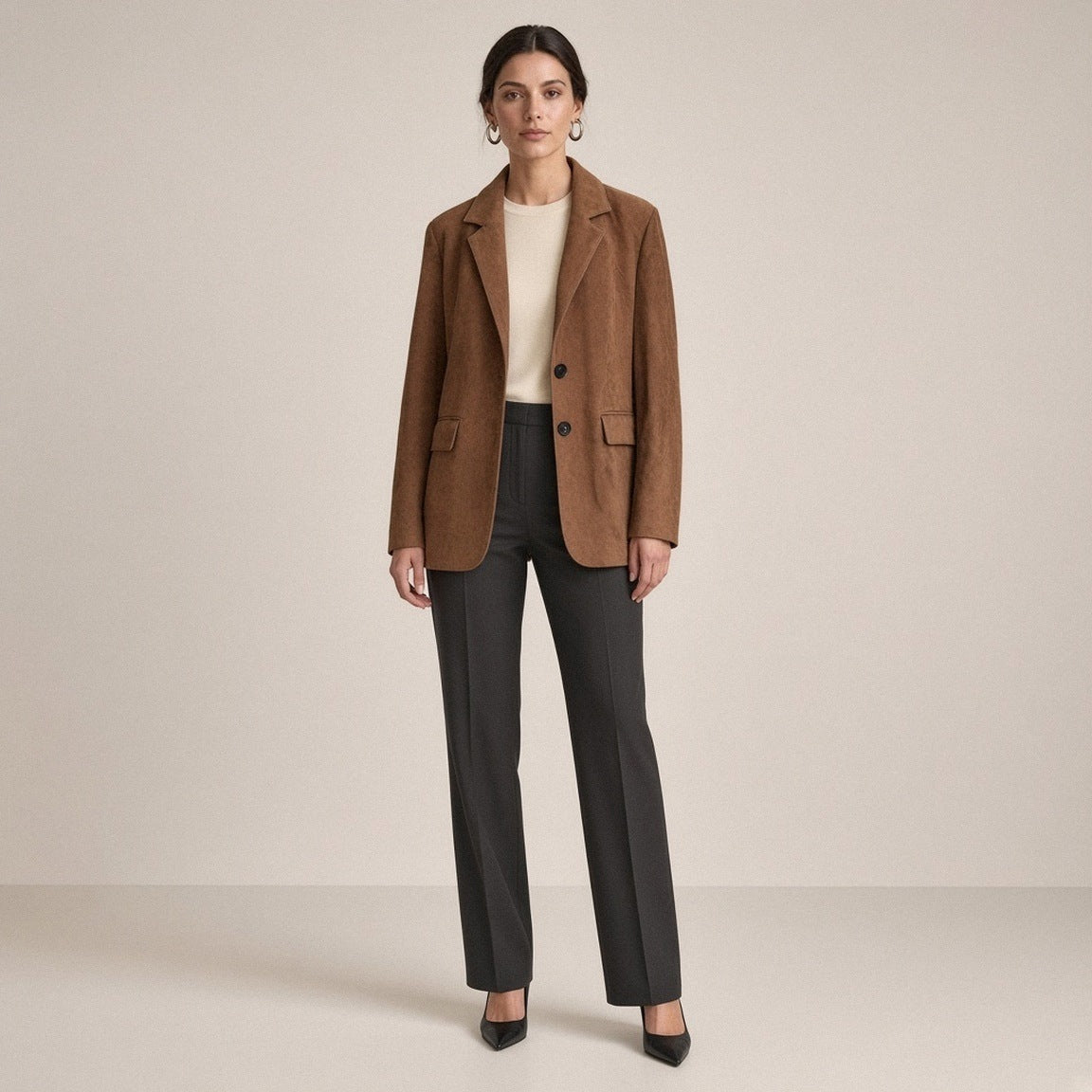 Blazer mi-long en daim de mouton brun tabac SAKIWE porté fermé, vue de face