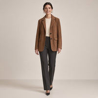 Blazer mi-long en daim de mouton brun tabac SAKIWE porté en marchant