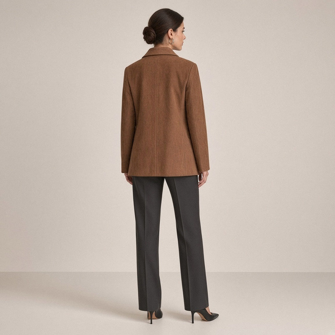 Blazer mi-long en daim de mouton brun tabac SAKIWE vue de dos