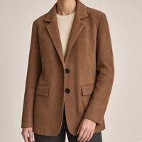 Blazer mi-long en daim de mouton brun tabac SAKIWE : détail des revers crantés, des boutons, des poches à rabat et du daim