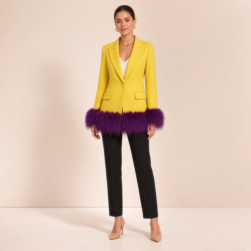 Blazer long SAKIWE jaune citron à bordures de plumes violettes, vue de face