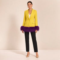 Blazer long SAKIWE jaune citron à bordures de plumes violettes, vue de face