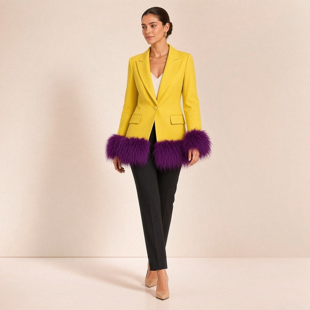 Blazer long SAKIWE jaune citron à plumes violettes, en marche, vue de trois-quarts