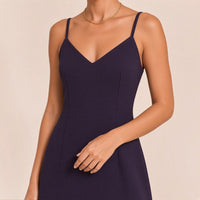 Robe courte à bretelles SAKIWE aubergine, détail du décolleté en V et des bretelles fines