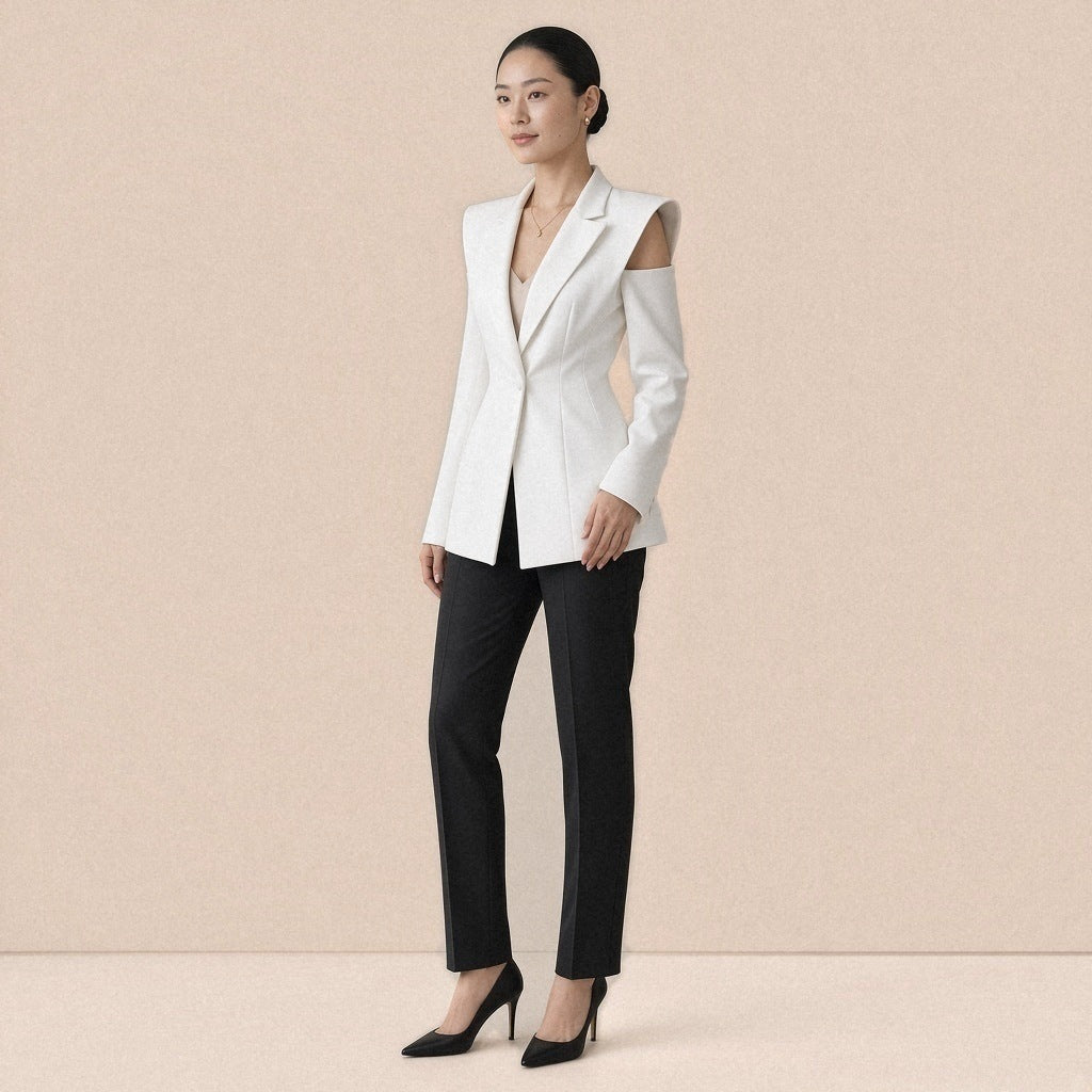 Blazer long cintré à épaules structurées SAKIWE, coloris blanc, vue de trois-quarts