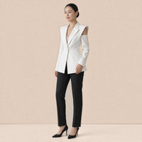 Blazer long cintré à épaules structurées SAKIWE, coloris blanc, vue de trois-quarts