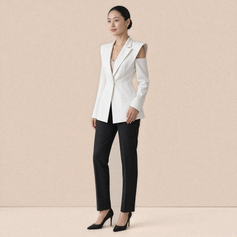 Blazer long cintré à épaules structurées SAKIWE, coloris blanc, vue de trois-quarts